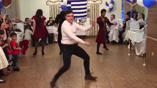 Griechen in Russland tanzen kaukasische Tänze