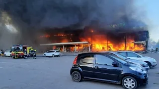 En direct : un missile vise un centre commercial "très fréquenté" dans le centre de l'Ukraine