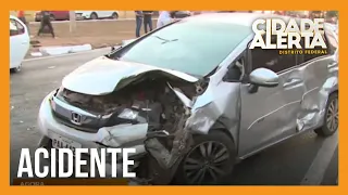 Acidente entre três carros na EPGU deixa uma pessoa em estado grave