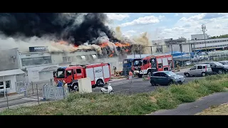 [Pożar hali w Luboniu] Alarmowo 22 zastępy OSP i PSP oraz 5 radiowozów Policji i Straży Miejskiej