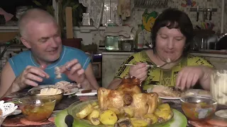 MUKBANG RUSSIA|КУРОЧКА С КАРТОШКОЙ И ГРИБАМИ ИЗ ДУХОВКИ + ОГУРЦЫ В ТОМАТНОЙ ЗАЛИВКЕ.