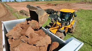 CARREGAMENTO DE PEDRA COM PÁ CARREGADEIRA JCB 426ZX.POR CIMA DA CERCA