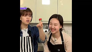 Nayeon want to remind us about something with her and Jeongyeon ❤️