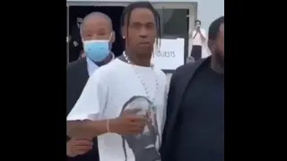 Travis Scott fans pushes him and runs him away after Dior fashion show in paris! Fan rage at Travis