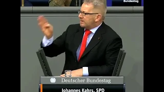 Johannes Kahrs und die "steht mir bis hier" Geste im Bundestag.