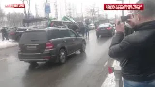 Эвакуатор упал на машину во время погрузки в Москве