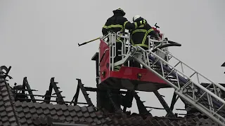 Blitzeinschlag löst Dachstuhlbrand aus in Euskirchen-Kuchenheim am 07.06.22