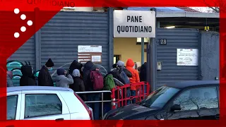 Milano, lunghe code anche durante le festività a Pane Quotidiano per la distribuzione degli alimenti