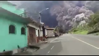 Guatemala, Gente que corre para salvaguardar su vida ante la erupción del Volcán.