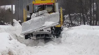 Весенняя уборка снега в деревне Кировской области...