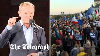 Donald Tusk dołącza do tysięcy ludzi w Warszawie, którzy walczą o wyjście Polski z UE