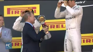 RAW: Putin awards German driver Nico Rosberg with Russian F1 Grand Prix trophy