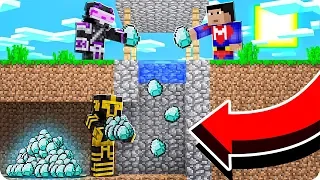 MI AMIGO TIRA DIAMANTES EN UN POZO EN MINECRAFT 🤑