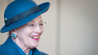 Dronning Margrethe i højt humør: Det synes jeg er vanvittig morsomt!