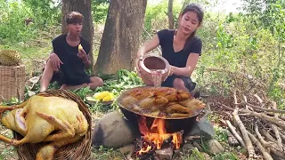 Yummy Chicken! Catching chicken and cooking spicy chicken soup for jungle food @lisaCooking2