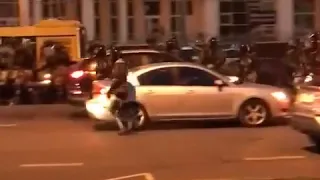 ОМОН бьет машины в Минске | Протесты в Беларуси