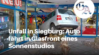 Unfall in Siegburg: Auto fährt in Glasfront eines Sonnenstudios