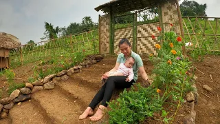 Single mother - Rescuing two poor kittens & Raising children alone - Harvesting bitter melon