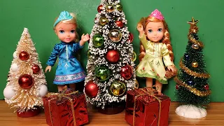 CHRISTMAS 2020 ! Elsa & Anna toddlers - Christmas carols - gifts - Santa - tree decorations