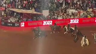 Bolsonaro anda a cavalo e é ovacionado pelo público na Festa do Peão de Barretos