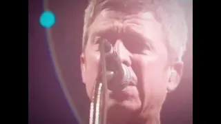 Noel Gallagher - Dead in the water LIVE (Best version to date)