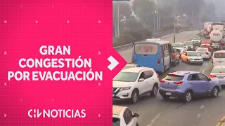 GRAN CONGESTIÓN en zonas afectadas por incendios por evacuación -  CHV Noticias