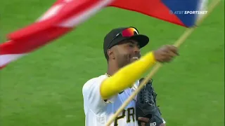 Moment: Pirates pay homage to Roberto Clemente