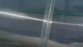 Крепление поликарбоната с помощью оцинкованной ленты.