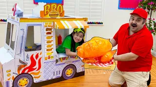 Jannie Finge Jugar A Cocinar Pollo Gigante A La Barbacoa | Juguete Del Camión De Comida