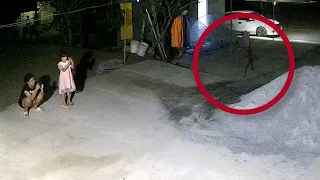 En México un hombre no puede dormir porque algo aterrador se acerca a su casa ! 4 Videos de miedo