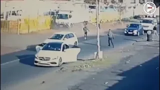 Smart driver outmanoeuvres armed robbers