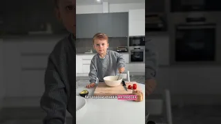 Мой сын готовит себе завтрак с 2 лет😱 как?