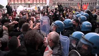 Il ministro del lavoro Orlando a Napoli: tensione tra polizia e i disoccupati