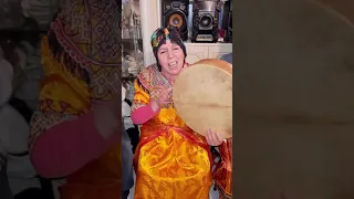 na souad chante(thaskourth🐦 )💯traditionnel avec sa belle frappe de bendir 🥳👏💃🗣