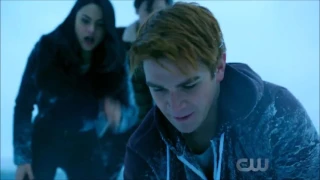 Riverdale 1x13 - Archie saves Cheryl at the frozen lake