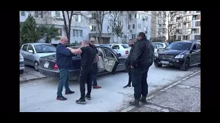 ТОШО КУКАТА СЕ КАРА НА ПОДЧИНЕН И ПОКАЗВА КАК СЕ ДЪРЖИ ПЛАСТМАСОВ АВТОМАТ