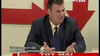 Prezentator si invitat nu se pot abtine din ras in direct