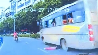 Toddler Falls out of Moving Bus Window in Southwest China City