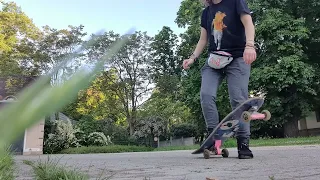 Maja stürzt beim Skateboardfahren 🛹