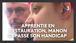 Apprentie dans une cuisine de collège, Manon dépasse son handicap en milieu ordinaire