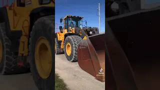 A video walk around of this 2019 Volvo L260H Wheel Loader.