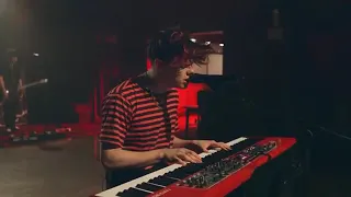 Yungblud covers "Best I ever had"-Drake; "Do I wanna know"-Arctic Monkey and "Falling down"-Lil peep