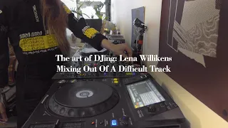 The Art Of DJing: Lena Willikens - Mixing Out Of A Difficult Track