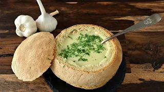 Ein typisches Österreichisches Gericht: Alte Knoblauchsuppe im Brot