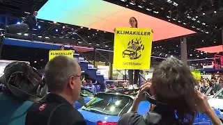 IAA IN FRANKFURT: Klimaaktivisten steigen Herstellern aufs Dach