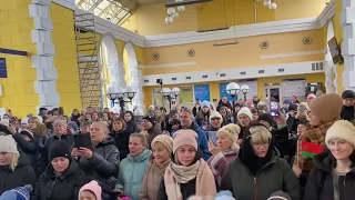 На вокзале в Жлобине более 350 человек исполнили песню «Идет солдат по городу»