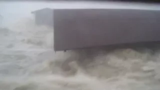 Eyewitness footage of Typhoon Haiyan washing house away