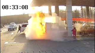 Gas Station Attendants Bravely Put out Truck Fire in northwest China