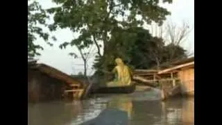 Пострадавшие от наводнения индусы ютятся на трассе