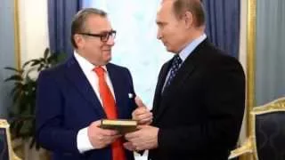 Путин подарил Хазанову книгу и надел на него корону